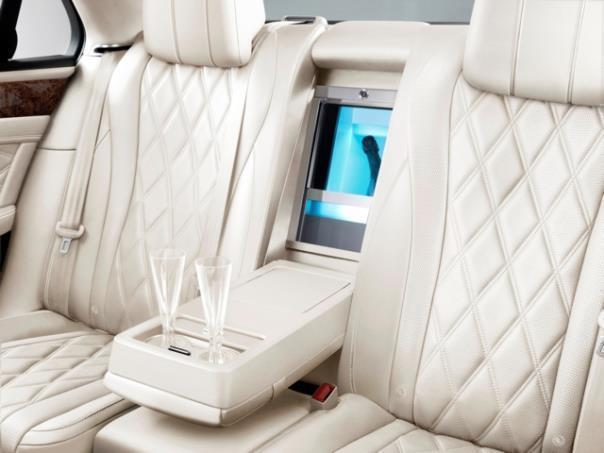 Bentley Flying Spur: Platz für den Champagner, gekühlt natürlich.  Foto:Foto: Hersteller